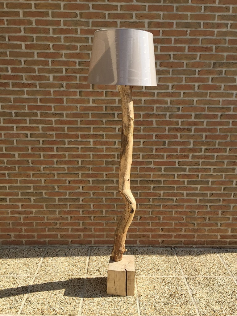 grande lampe en bois moderne et chic luminaire